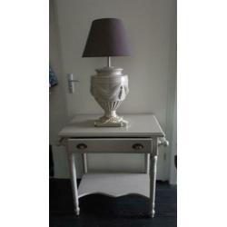 Leuke brocante dressoirtable en/of tafellamp