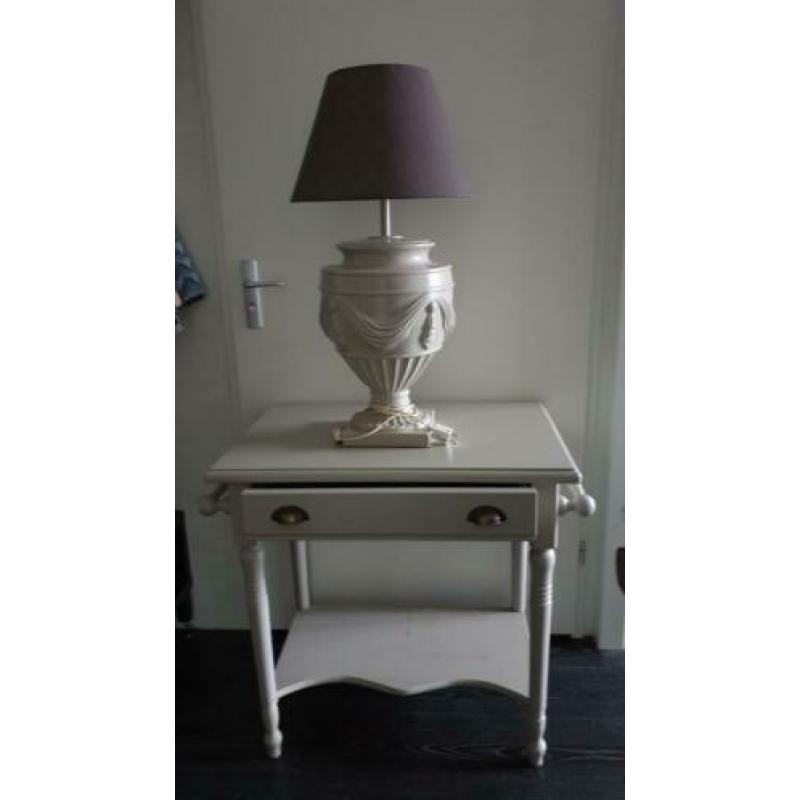 Leuke brocante dressoirtable en/of tafellamp