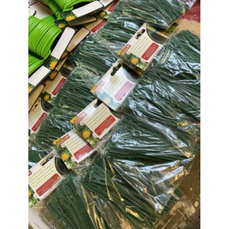 Partij tuinartikelen. Hark, schoffel, labels, binders