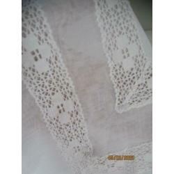 Antiek wit Batist Dooplkleed . 110 /110 cm.