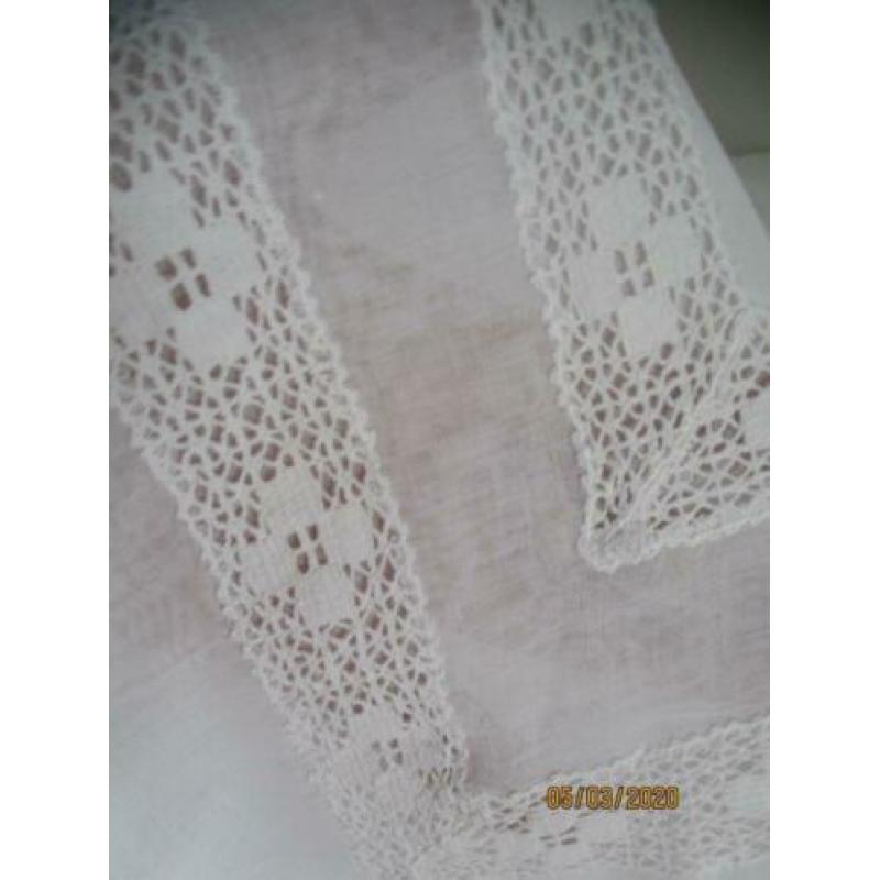 Antiek wit Batist Dooplkleed . 110 /110 cm.