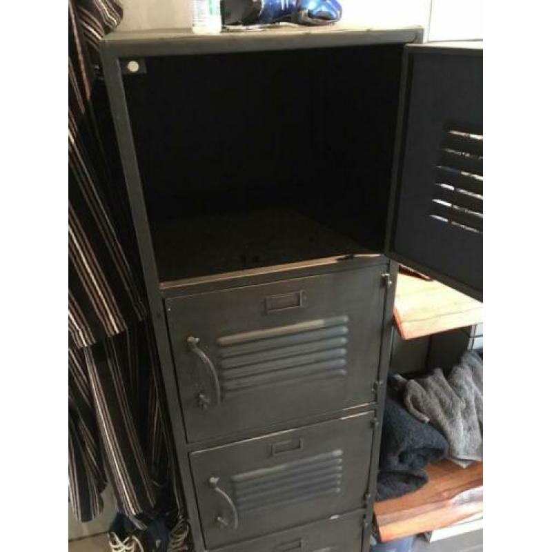 Metalen zwarte locker kast met 4 lockers