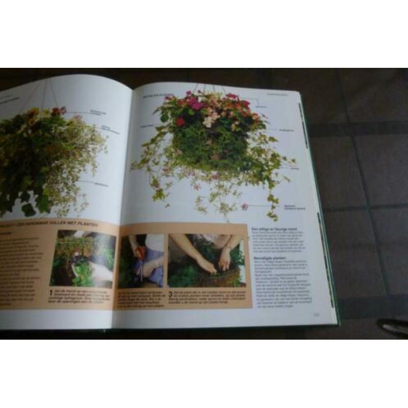 Het complete tuinboek oa Wilde bloemen Rozen Snoeien enz.