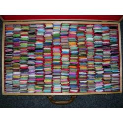 630 Bobbins in mooie houten kist BORDUURGAREN