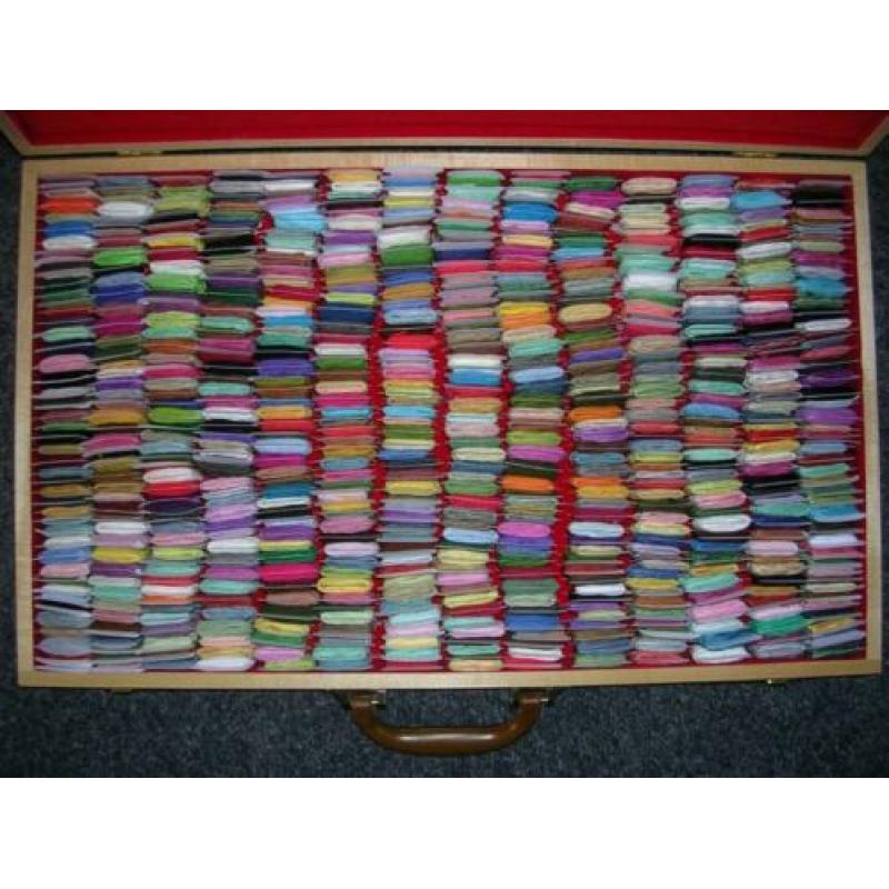 630 Bobbins in mooie houten kist BORDUURGAREN
