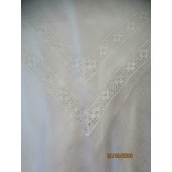 Antiek wit Batist Dooplkleed . 110 /110 cm.