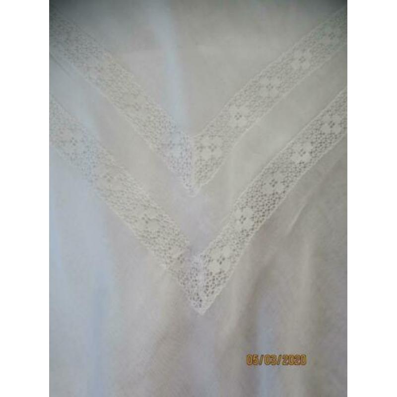Antiek wit Batist Dooplkleed . 110 /110 cm.