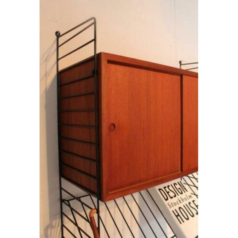 Nisse String wandmeubel met dubbele lectuurplank, retro