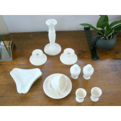 Diverse items Wedgwood servies Edme: kandelaars, schaaltjes