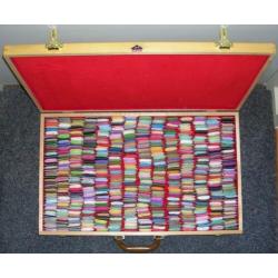 630 Bobbins in mooie houten kist BORDUURGAREN