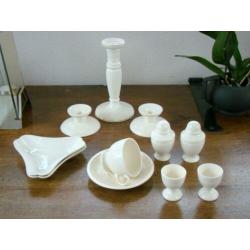 Diverse items Wedgwood servies Edme: kandelaars, schaaltjes