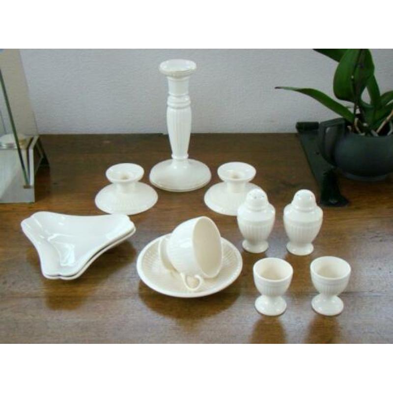 Diverse items Wedgwood servies Edme: kandelaars, schaaltjes