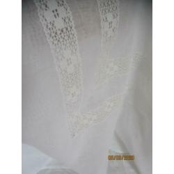 Antiek wit Batist Dooplkleed . 110 /110 cm.