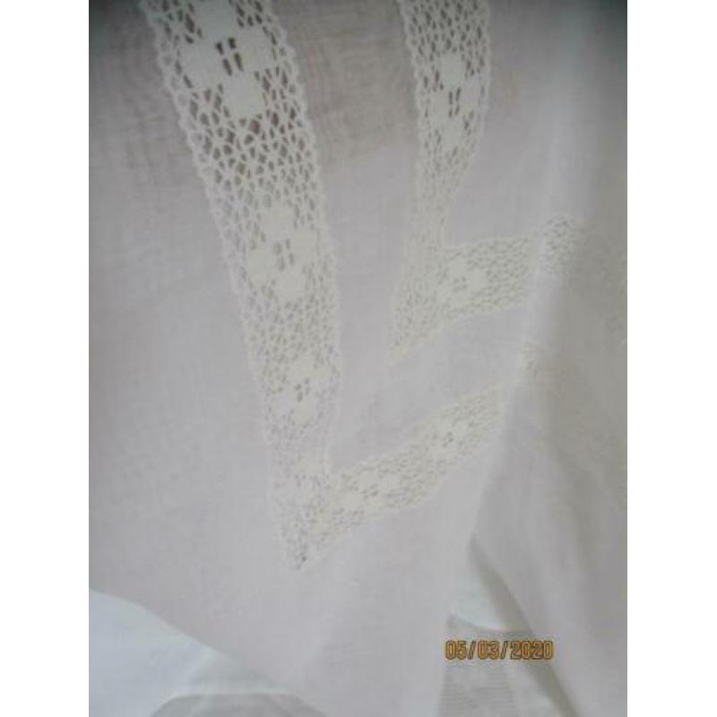 Antiek wit Batist Dooplkleed . 110 /110 cm.