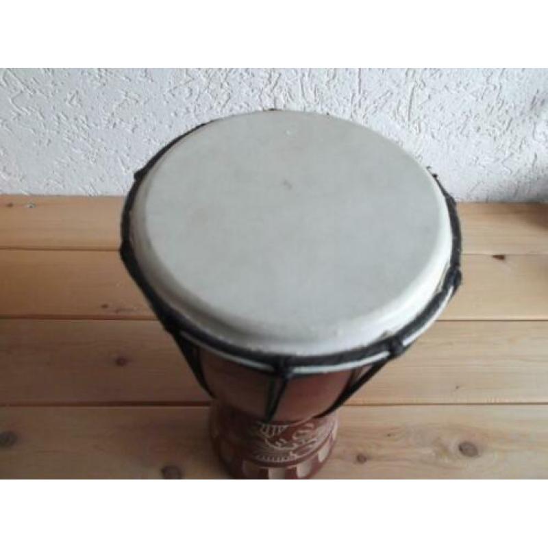 Mooie djembe trommel met hout snijwerk.