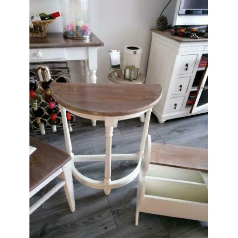 Brocante decoratieve meubeltjes