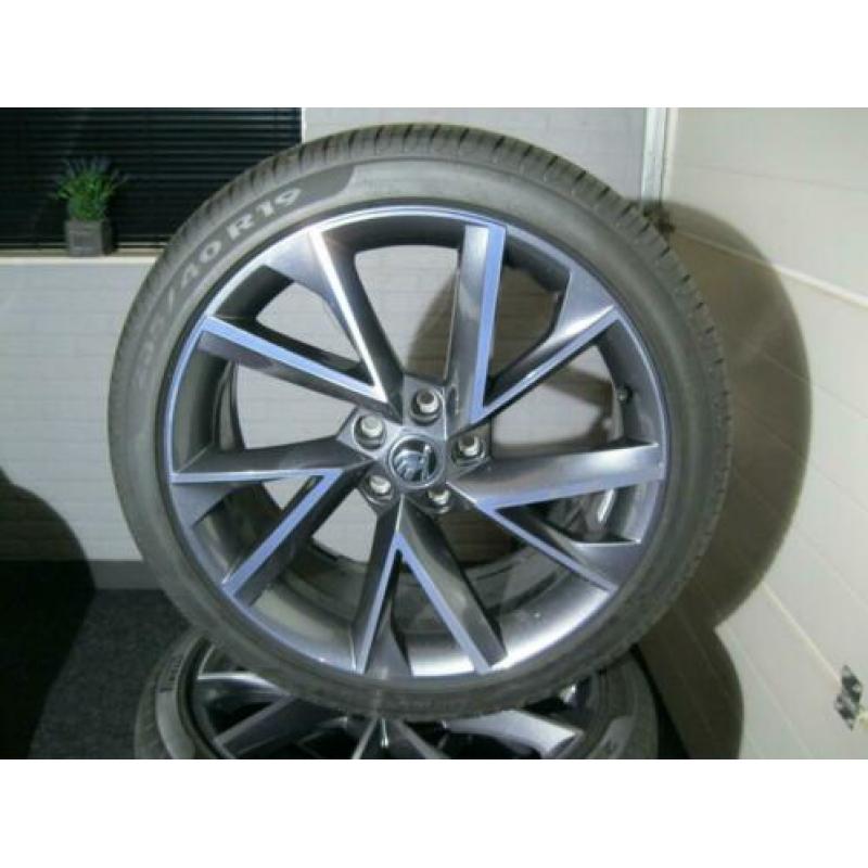 NIEUW Orig. Skoda Superb 19 inch velgen zomerbanden Vega