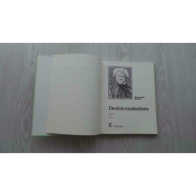De Drie Musketiers door Alexandre Dumas Uitgeverij Lekturama