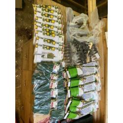 Partij tuinartikelen. Hark, schoffel, labels, binders