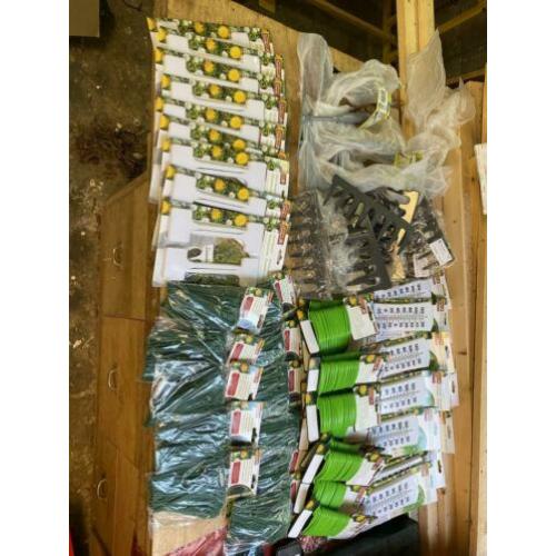 Partij tuinartikelen. Hark, schoffel, labels, binders