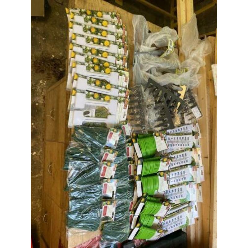 Partij tuinartikelen. Hark, schoffel, labels, binders