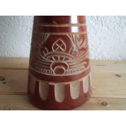 Mooie djembe trommel met hout snijwerk.