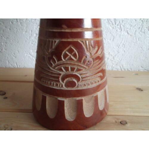 Mooie djembe trommel met hout snijwerk.
