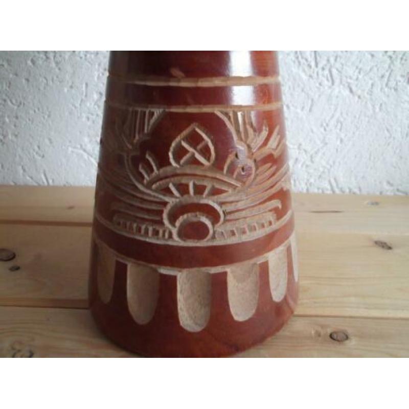 Mooie djembe trommel met hout snijwerk.