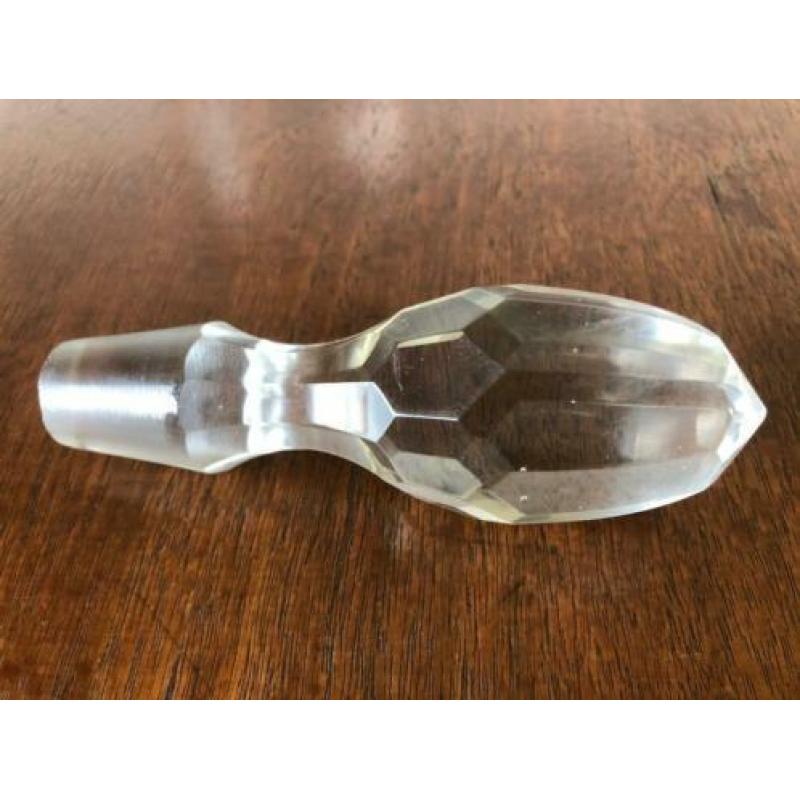 Oude karaf van glas met mooi geslepen stop.