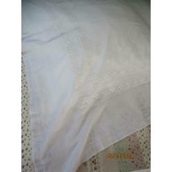 Antiek wit Batist Dooplkleed . 110 /110 cm.
