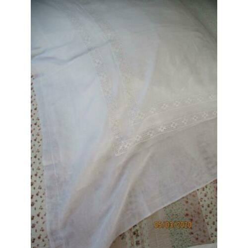 Antiek wit Batist Dooplkleed . 110 /110 cm.