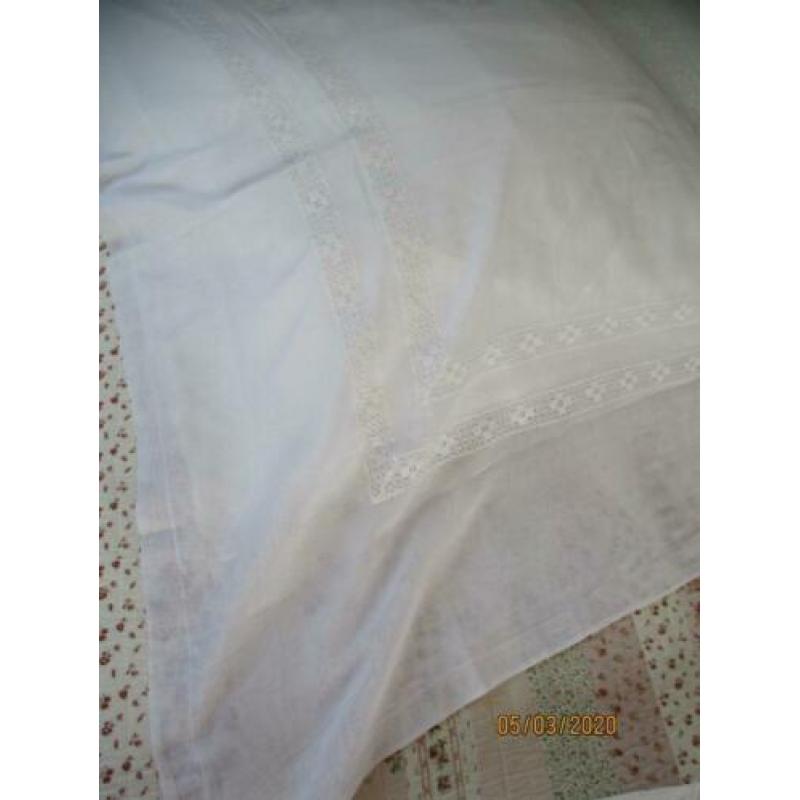 Antiek wit Batist Dooplkleed . 110 /110 cm.