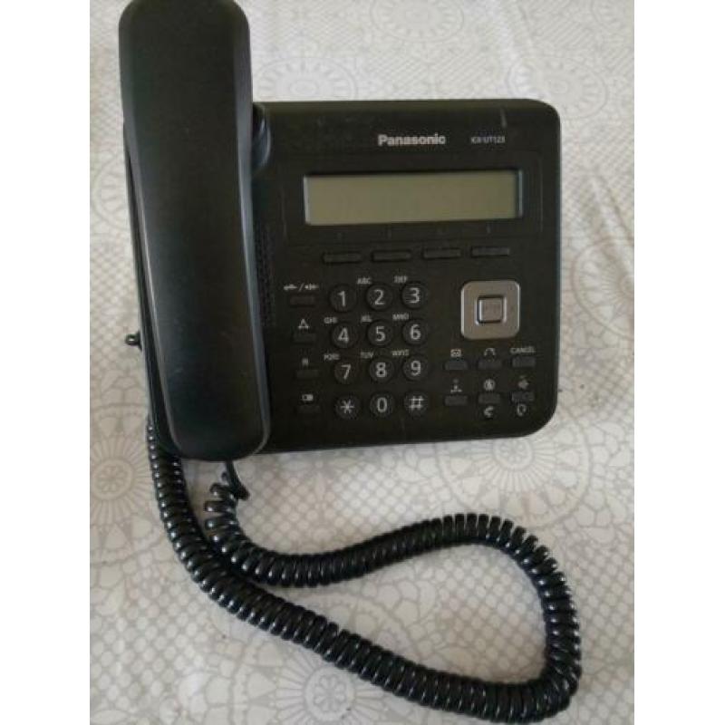 Te koop: een Panasonic KX-UT123 VoIP toestel.