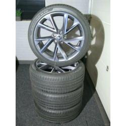 NIEUW Orig. Skoda Superb 19 inch velgen zomerbanden Vega