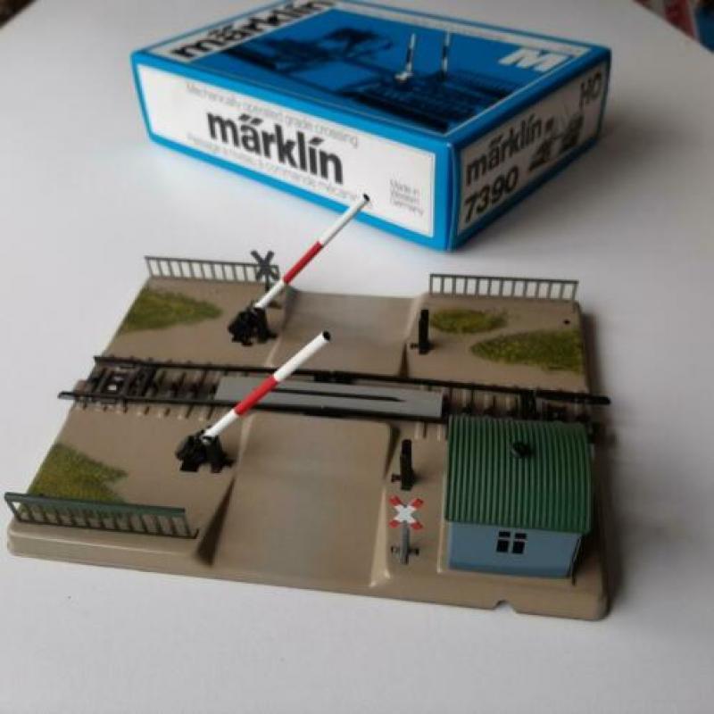 Nwe automatisch werkende overweg van Marklin nr. 7390'
