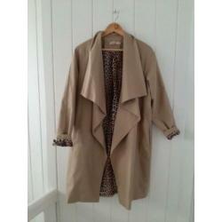 Openvallende trenchcoat met print binnenzijde jas. Maar M.