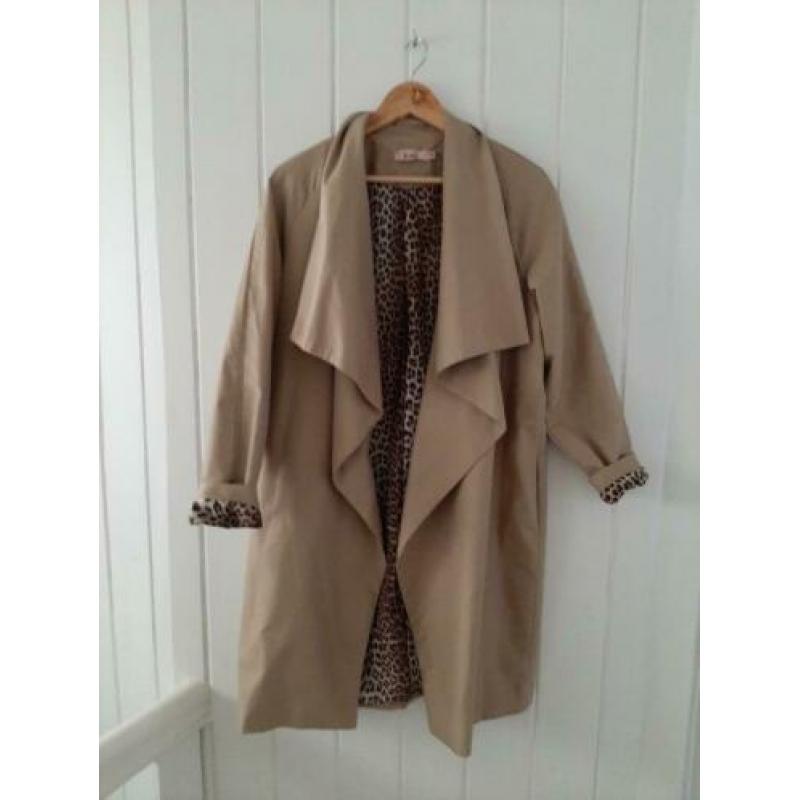 Openvallende trenchcoat met print binnenzijde jas. Maar M.