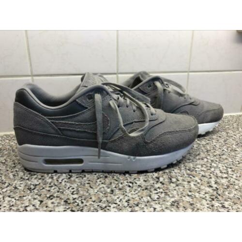 Nike’s grijs mt 37.5