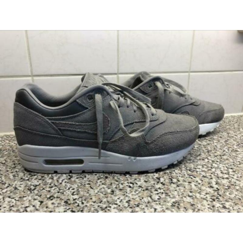 Nike’s grijs mt 37.5