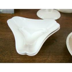 Diverse items Wedgwood servies Edme: kandelaars, schaaltjes
