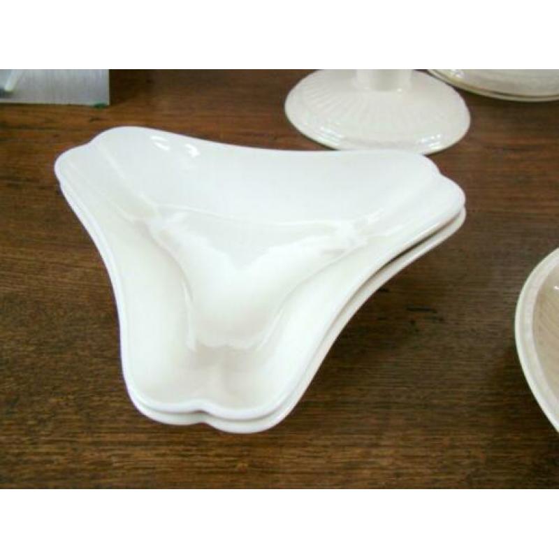 Diverse items Wedgwood servies Edme: kandelaars, schaaltjes
