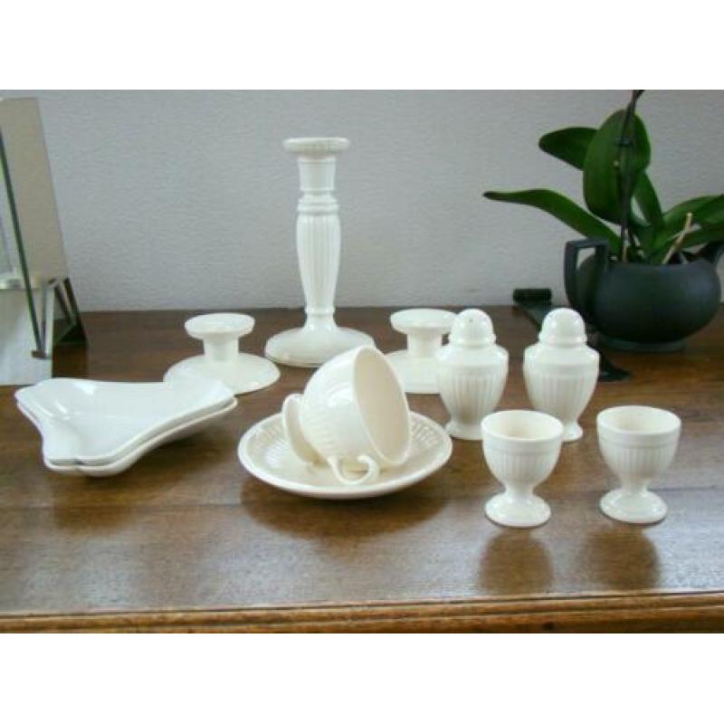 Diverse items Wedgwood servies Edme: kandelaars, schaaltjes