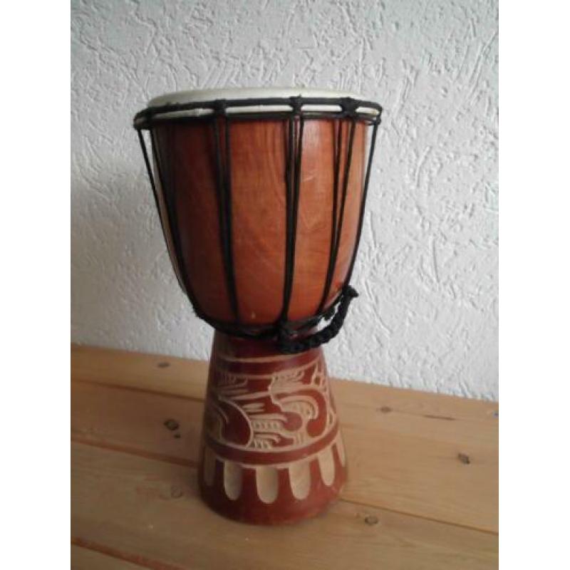 Mooie djembe trommel met hout snijwerk.