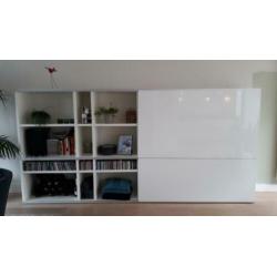 Grote witte design kast met schuifdeuren