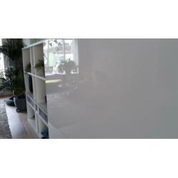 Grote witte design kast met schuifdeuren
