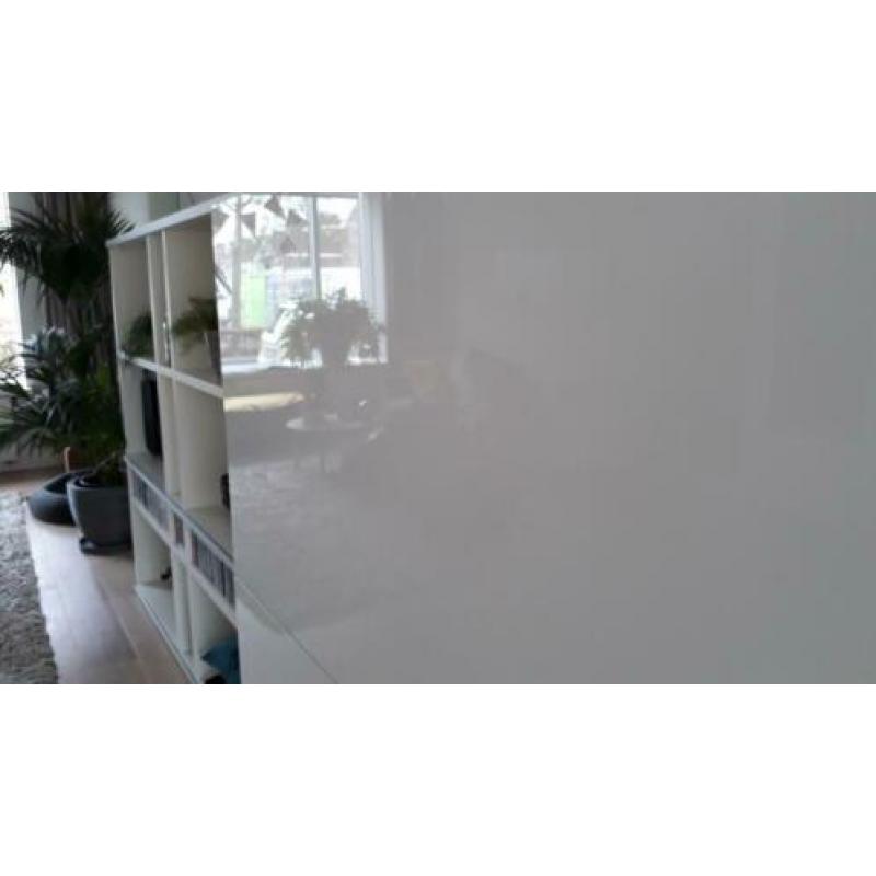 Grote witte design kast met schuifdeuren