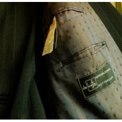 mooi zwart pak met lichte krijtstreep, colbert met pantalon,
