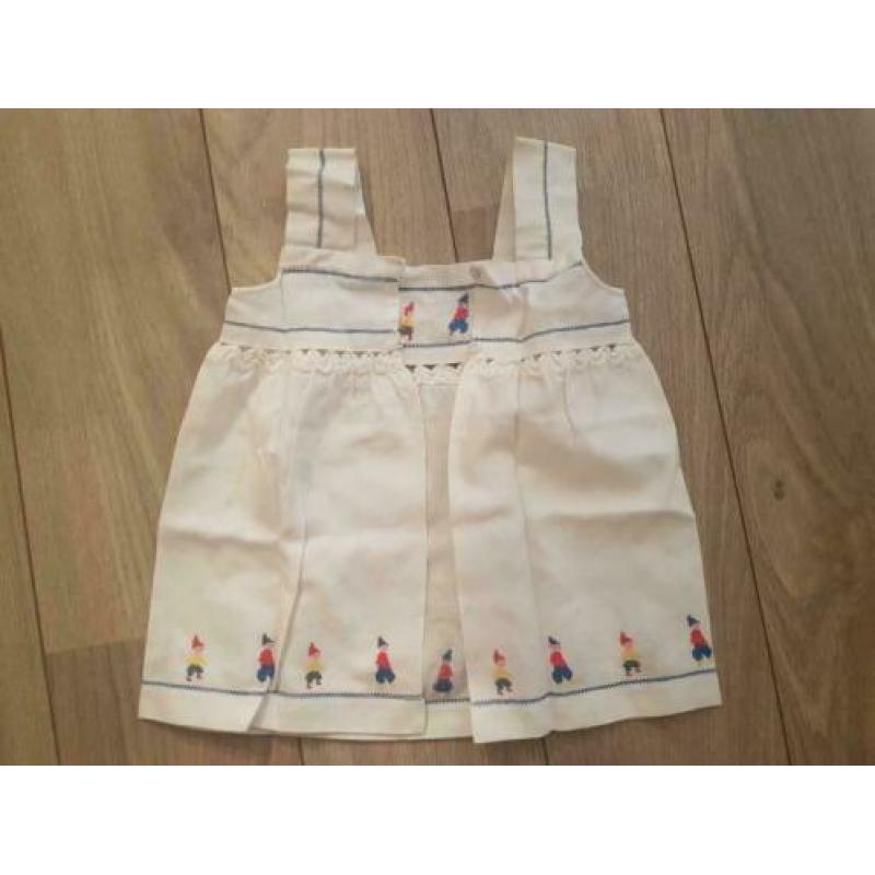 Antiek lief baby jurkje met geborduurde kabouters jaren 40