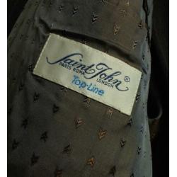 mooi zwart pak met lichte krijtstreep, colbert met pantalon,