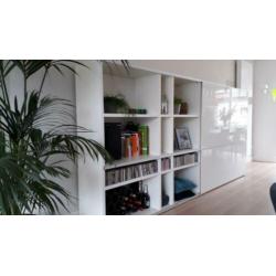 Grote witte design kast met schuifdeuren